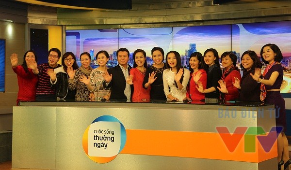 Tân Hoa hậu Việt Nam cùng các thành viên trong ê-kíp sản xuất Cuộc sống thường ngày