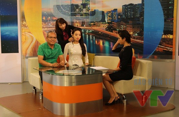 Bố mẹ của tân Hoa hậu Việt Nam luôn xuất hiện cùng con gái trong các cuộc tiếp xúc với truyền thông