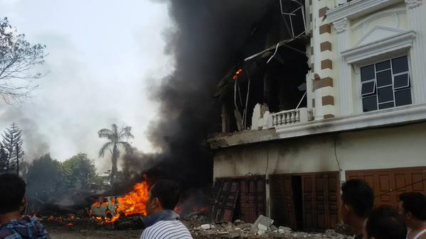 Theo Reuters, một máy bay quân sự của Indonesia đã bất ngờ đâm vào một khách sạn nằm ở một khu dân cư tại thành phố Medan, miền Bắc đảo Sumatra, cướp đi sinh mạng của ít nhất 20 người.