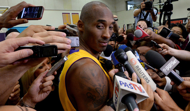 
Kobe Bryant trong vòng vây của báo giới khi tuyên bố giải nghệ
