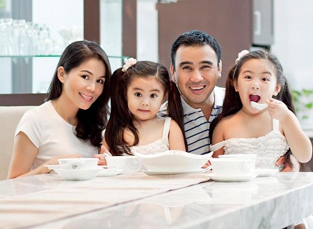 Gia đình hạnh phúc của MC Quyền Linh