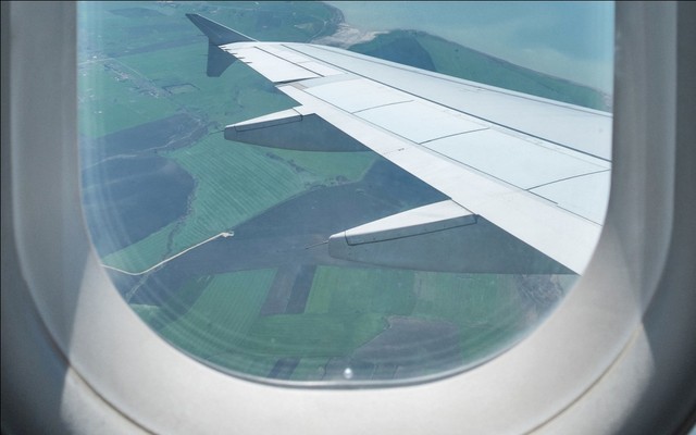 
Lỗ nhỏ ở cửa kính máy bay đóng vai trò quan trọng giúp cân bằng áp lực, đảm bảo an toàn chuyến bay
