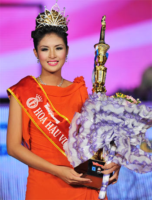 Hoa hậu Ngọc Hân đăng quang năm 2010