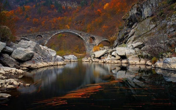 Cầu quỷ là một cây cầu bắc qua sông Arda, ở Bulgaria. Nó được xây dựng từ năm 1515 đến năm 1518 bởi người Ottoman. (ảnh: Reddit.com).