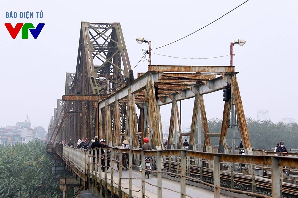 
Bên cạnh sự phát triển, Hà Nội vẫn gìn giữ những dấu ấn lịch sử như cầu Long Biên...
