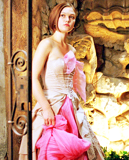 Nổi lên từ The Last Dance và Bournes Legacy, song, Julia Stiles chỉ thực sự nổi tiếng khi đóng vai cô nàng Paige Morgan trong bộ phim The Prince and Me