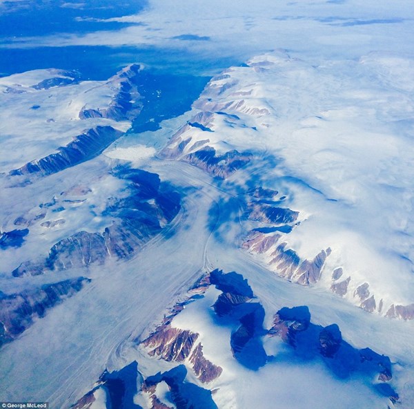 Hình ảnh đáng kinh ngạc được chụp lại khi máy bay bay qua Bắc Cực trong hành trình từ New York đến Hongkong.