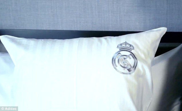 Logo CLB Real Madrid xuất hiện ngay cả trong giấc ngủ của các cầu thủ.