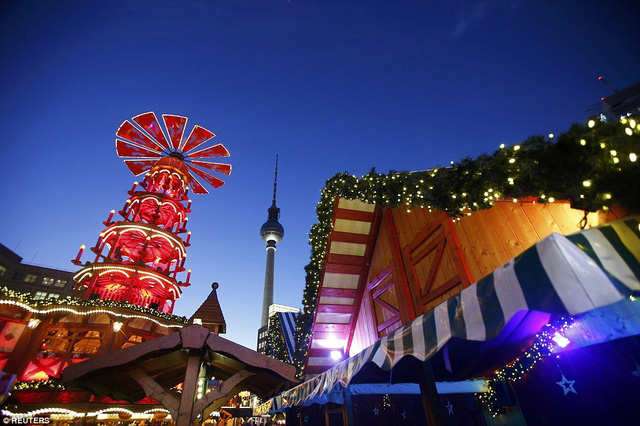 Đặc biệt, Alexanderplatz có “kim tự tháp” Giáng sinh lớn nhất châu Âu