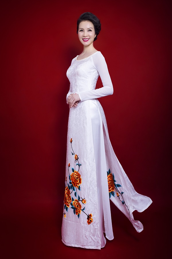 Những bộ áo dài được thiết kế khá đơn giản nhưng không làm giảm đi vẻ nổi bật của Thanh Mai.