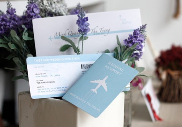 
Thiệp cưới màu xanh dương phong cách du lịch sáng tạo và hiện đại gồm thẻ lên máy bay và hộ chiếu dành cho các cặp đôi yêu thích du lịch.
