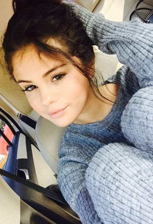 Selena Gomez cũng khoe ảnh chụp không son phấn trên ô tô.