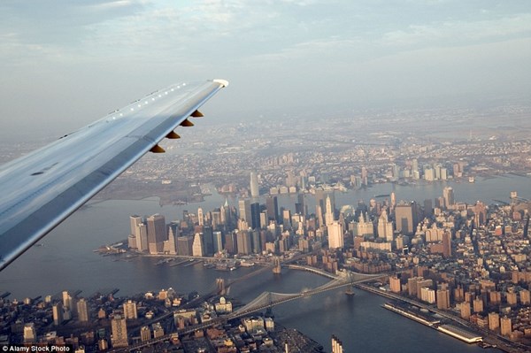 Trước khi đáp xuống sân bay thành phố New York, du khách may mắn sẽ có được một góc nhìn tuyệt đẹp của thành phố Manhattan.