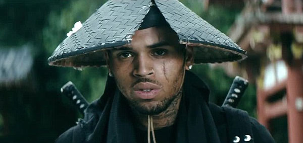 Chris Brown xuất hiện ấn tượng trong hình ảnh võ sĩ si tình.