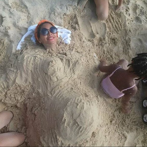 Beyonce với chiếc bụng cát to đùng.
