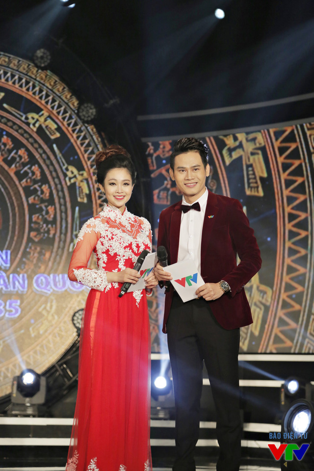 
Hình ảnh áo dài đỏ thướt tha của MC Thùy Linh trong chương trình Liên hoan Truyền hình toàn quốc 2015.
