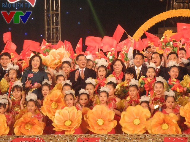 
Các vị Đại biểu cùng bước lên sân khấu để chung vui cùng toàn thể đoàn viên, thanh thiếu nhi và nhân dân Hà Nội
