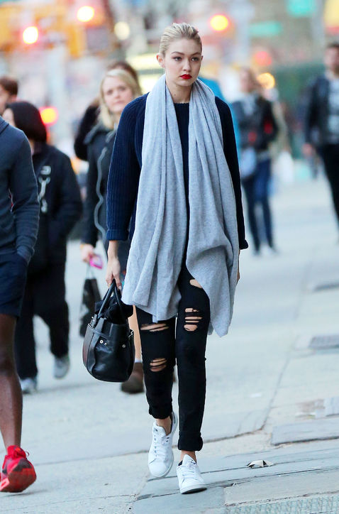 Quần jeans luôn là lựa chọn hàng đầu của Gigi Hadid mỗi khi ra phố, trong đó có quần jeans của thương hiệu Joes.