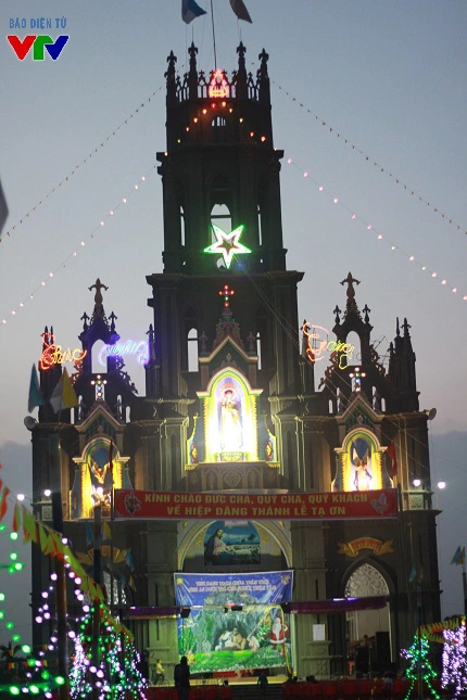
Những nhà thờ lớn đều được trang hoàng lộng lẫy, cầu kì, làm nơi vui chơi, tụ họp cho người dân vào đêm Giáng sinh.
