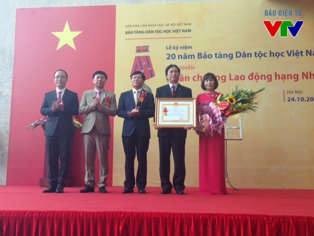 
Ông Nguyễn Quang Thuấn (thứ 3 từ trái sáng) - Phó Chủ tịch Viện Hàn lâm Khoa học xã hội Việt Nam trao Huân chương Lao động hạng Nhất cho lãnh đạo Bảo tàng Dân tộc học Việt Nam.
