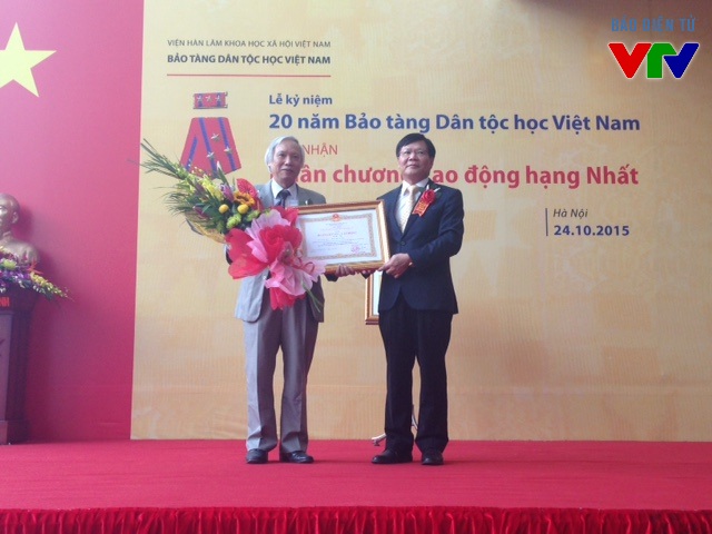 
PGS.TS Nguyễn Văn Huy (trái), nguyên Giám đốc Bảo tàng Dân tộc học Việt Nam, nhận Huân chương Lao động hạng Nhì tại buổi lễ.
