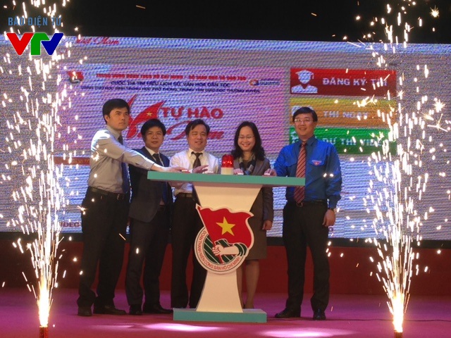 
Các vị đại biểu cùng thực hiện nghi thức khai mạc cuộc thi Tự hào Việt Nam
