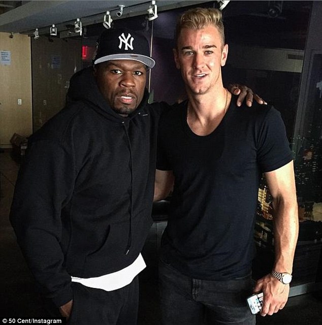 Thủ thành Joe Hart (phải) khoe ảnh chụp chung với nam ca sĩ 50 Cent trong dịp nghỉ hè.