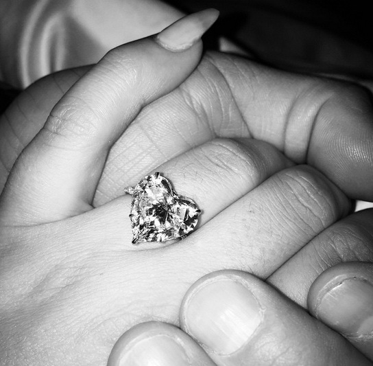 Chiếc nhẫn đính hôn hình trái tim được Lady Gaga khoe trên Instagram.