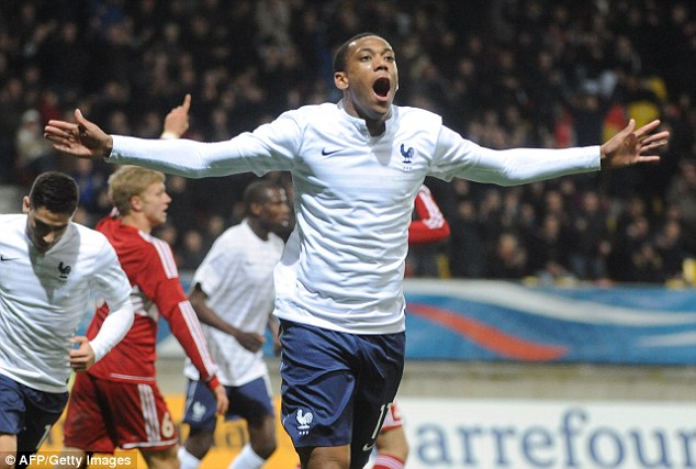 Martial ăn mừng bàn thắng trong màu áo ĐT Pháp ở giải U21 châu Âu.