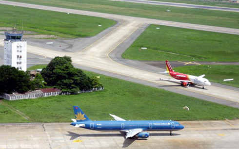 
Nhiều thời điểm máy bay phải xếp hàng chờ cất cánh tại sân bay Nội Bài. (Ảnh: VOV)
