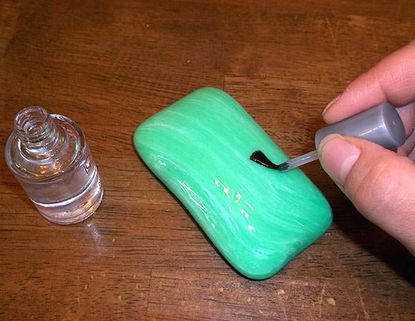 Dùng sơn móng tay trong suốt phủ lên bánh xà phòng thơm.