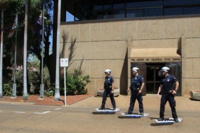 
Các thành viên trong lực lượng Hoverboard của Sở cảnh sát Queensland
