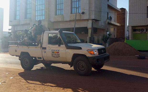 
Lực lượng an ninh tại Mali liên tục được huy động đến khu vực khách sạn Radisson Blu

