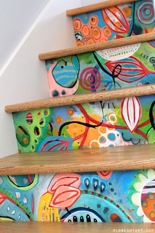 
Không gian ở cầu thang sẽ độc đáo hơn với những sắc màu nghệ thuật.
