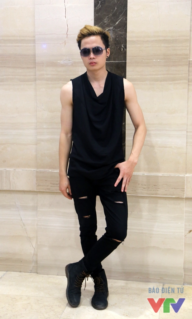Trang phục đen là lựa chọn được nhiều chàng trai yêu thích khi đến dự vòng loại Vietnams Next Top Model 2015.