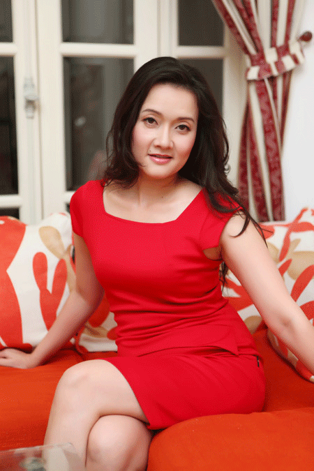   Diễn viên hài Vân Dung đảm nhiệm vai trưởng phòng Dương - một bà côi 40 tuổi đanh đá và chua ngoa.