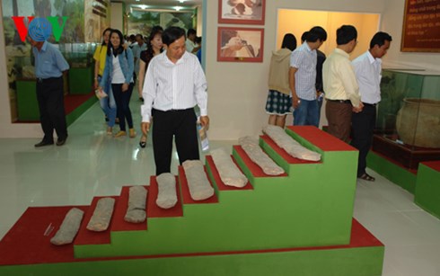 
Khách tham quan khu trưng bày văn hóa khảo cổ Sa Huỳnh.
