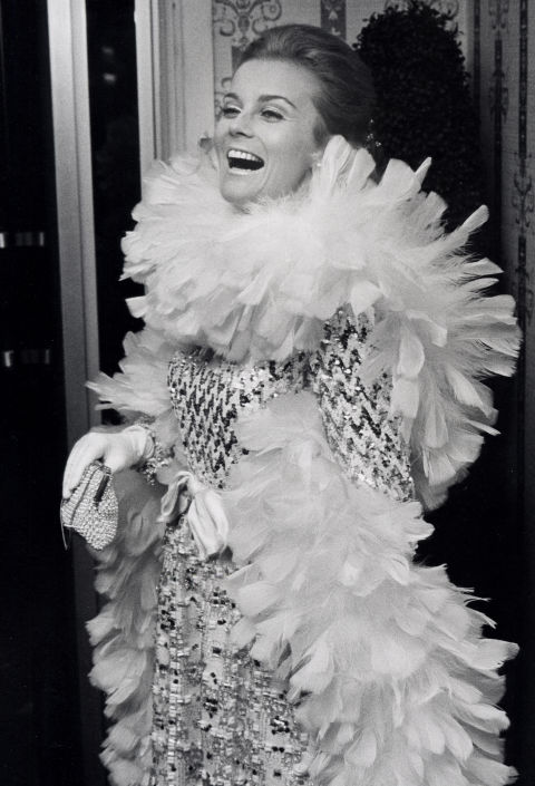 
Nữ diễn viên Ann-Margret với bộ cánh lông chim trên thảm đỏ Quả Cầu Vàng năm 1984.
