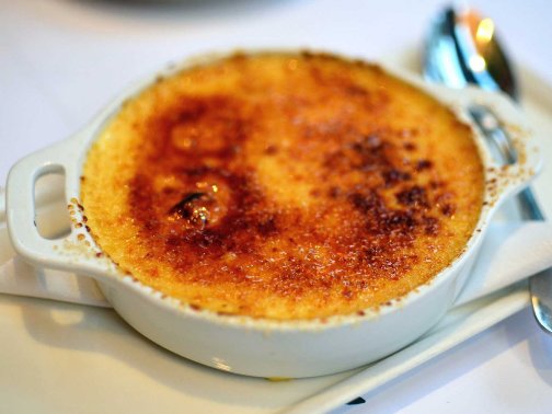 
Crème Brulee là món tráng miệng yêu thích trên toàn nước Pháp. Nó chứa nhiều sữa trứng và kem với lớp bề mặt là caramen hơi giòn có màu nâu vàng..
