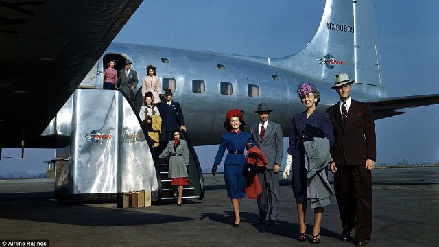 
Cầu thang lên máy bay trông như một sàn diễn thời trang. Trong những năm 1950, tất cả mọi người ăn mặc lịch sự khi bay.

