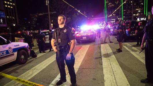 
Theo cảnh sát Dallas, người bị tình nghi là thủ phạm vụ tấn công mặc áo phông quân đội và mang theo một vật có thể là súng trường.
