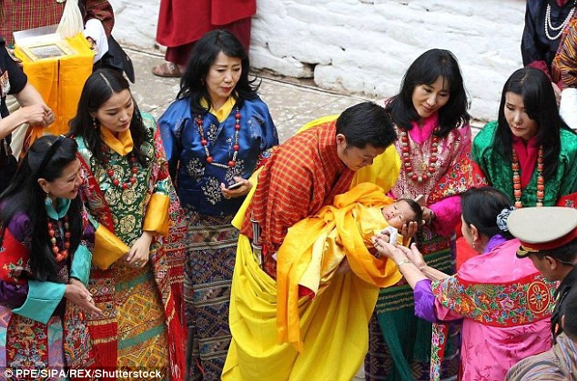 Hoàng tử bé nhận lời chúc phúc từ cha mẹ, ông nội và các thành viên Hoàng gia Bhutan