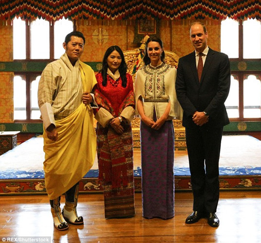 Ngay trước lễ đặt tên, Đức Vua và Hoàng hậu Bhutan đã chào đón Công tước và nữ Công tước xứ Cambridge tới Bhutan
