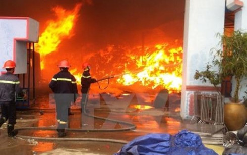
Ngọn lửa thiêu rụi một xưởng gốm tại Bát Tràng, Hà Nội. (Ảnh: TTXVN)
