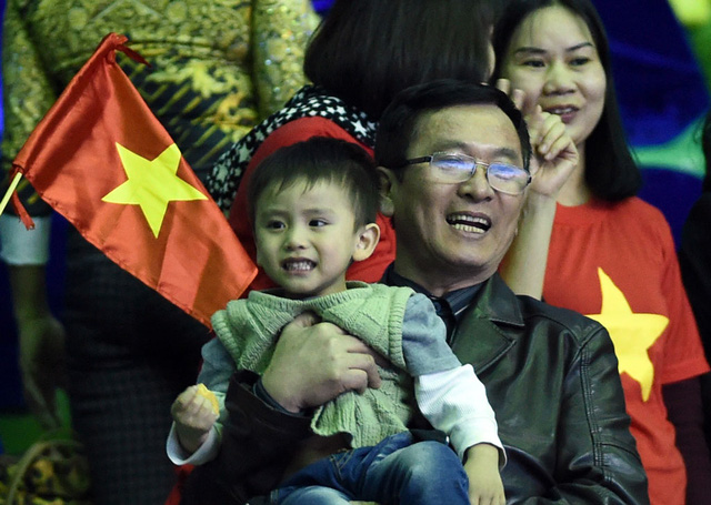 Hai thế hệ trong gia đình vui mừng trước thắng lợi lịch sử của Đội tuyển futsal Việt Nam.
