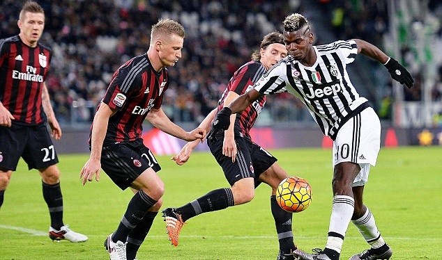 Paul Pogba (phải) đang thi đấu rất tốt tại Juventus