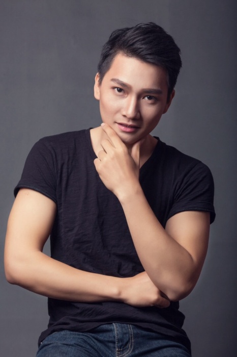 
Nguyễn Minh Đức sinh năm 1988, tốt nghiệp trường Đại học Sân khấu & Điện ảnh Hà Nội.
