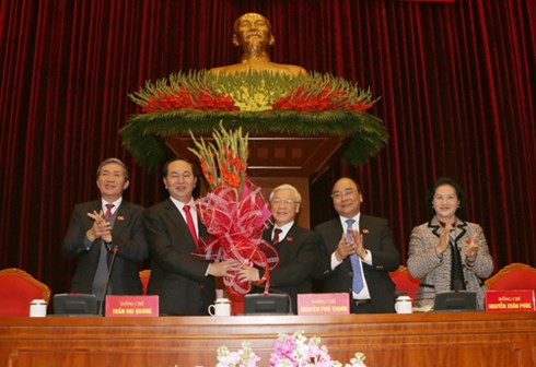 
Ban Chấp hành Trung ương khóa XII chúc mừng Tổng Bí thư Nguyễn Phú Trọng tái cử. Ảnh: TTXVN

