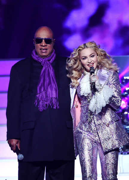 
Stevie Wonder (bên trái) và Madonna trong phần tưởng nhớ huyền thoại âm nhạc Prince
