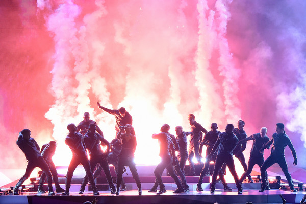 
Sân khấu ấn tượng trong tiết mục của Ariana Grande.
